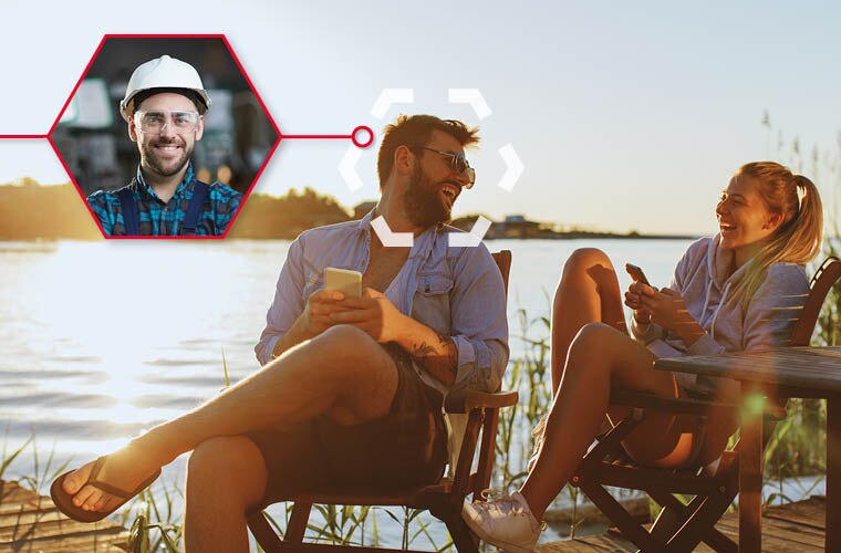 一男一女坐在大湖前的木椅上，笑着。在一张小照片中，可以看到这名男子在专业环境中戴着护目镜和头盔。