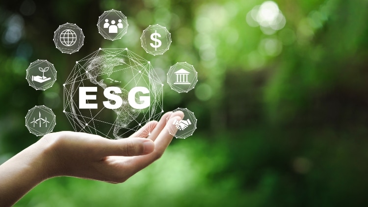 Íconos de ESG sobre una mano extendida