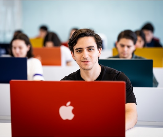 estudiante con su laptop anahuac