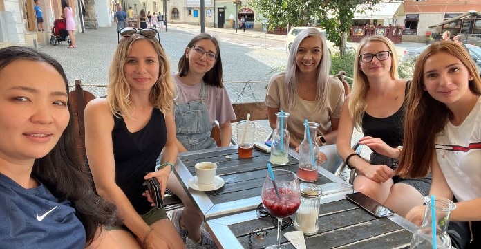 skupina dívek u kávy