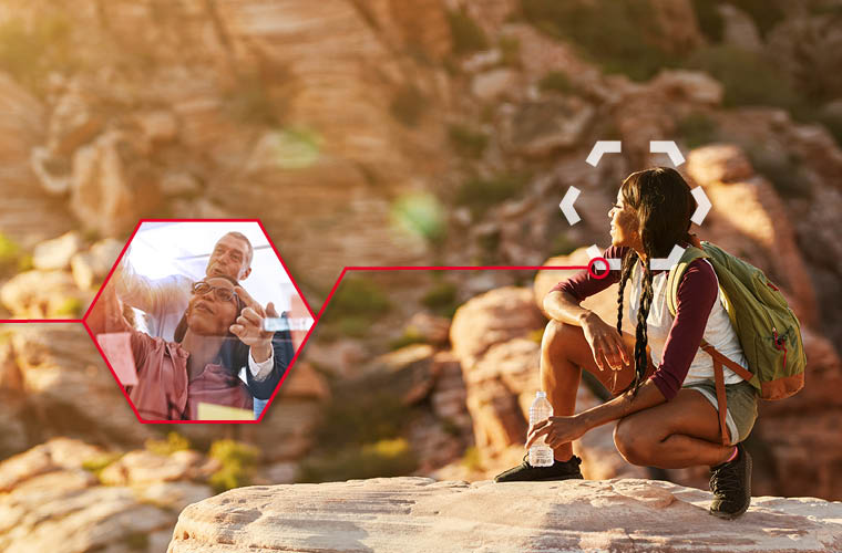 一个穿着登山服和背包的女人蹲在山前的一块岩石上。在一幅小照片中，可以看到她和一个男人站在玻璃钉板前交流想法。