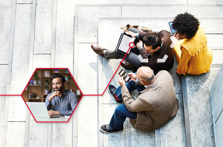 Drie mensen zitten op een trap met een mobiele telefoon of tablet in hun handen en wisselen informatie uit. Op een kleinere foto is een van de mannen te zien die naar een computer kijkt.