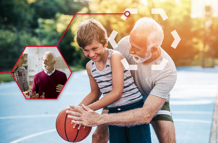 Een kleine jongen en een oudere man spelen samen basketbal buiten. Op een kleine foto is te zien hoe de man in het shirt en de trui met iemand praat.
