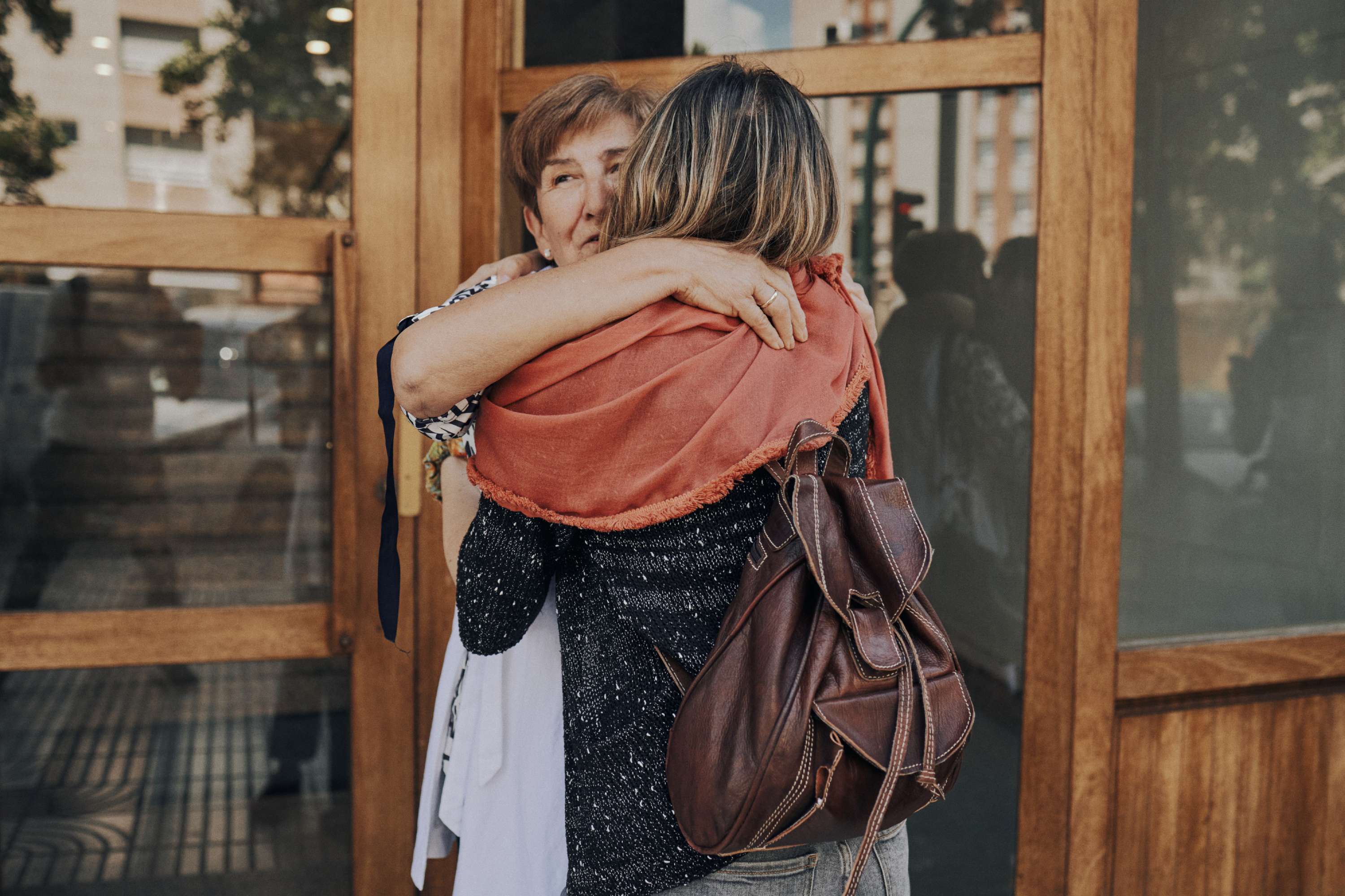 Grupo de personas colaborando en una reunión