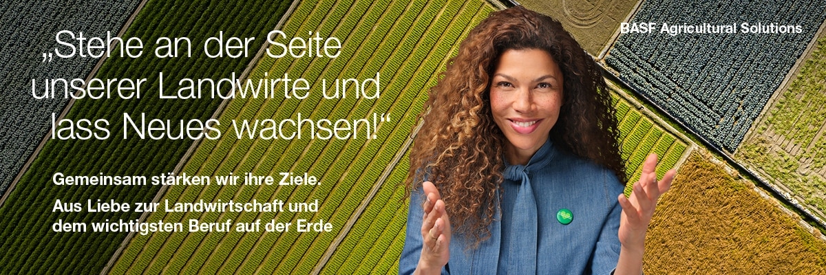 Eine Person mit lockigem Haar und erhobenen Händen trägt ein blaues Shirt mit grünem Pin. Im Hintergrund sind Luftaufnahmen von Agrarfeldern mit unterschiedlichen Kulturen zu sehen. Links steht auf Deutsch: “Stehe an der Seite unserer Landwirte und lass Neues wachsen. Gemeinsam stärken wir ihre Ziele. Aus Liebe zur Landwirtschaft und dem wichtigsten Beruf auf der Erde. Oben rechts steht BASF Agricultural Solutions.