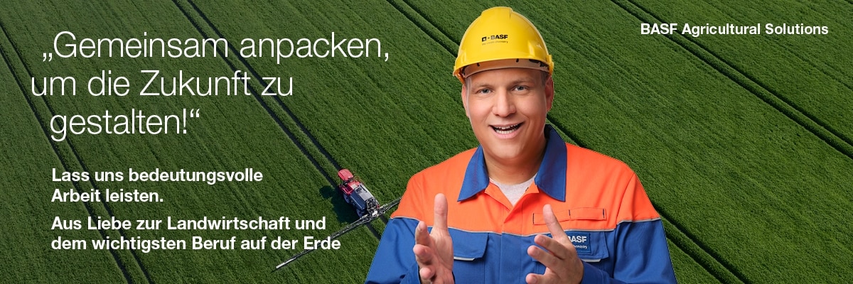 Eine Person mit gelbem Schutzhelm und orange-blauer Arbeitskleidung mit BASF-Logo steht vor einem grünen Feld mit sichtbaren Reihen von Nutzpflanzen. Im Hintergrund ist landwirtschaftliche Maschinerie zu sehen.  Links steht auf Deutsch: „Gemeinsam anpacken, um die Zukunft zu gestalten! Lass uns bedeutungsvolle Arbeit leisten. Aus Liebe zur Landwirtschaft und dem wichtigsten Beruf auf der Erde. Oben rechts steht BASF Agricultural Solutions.“