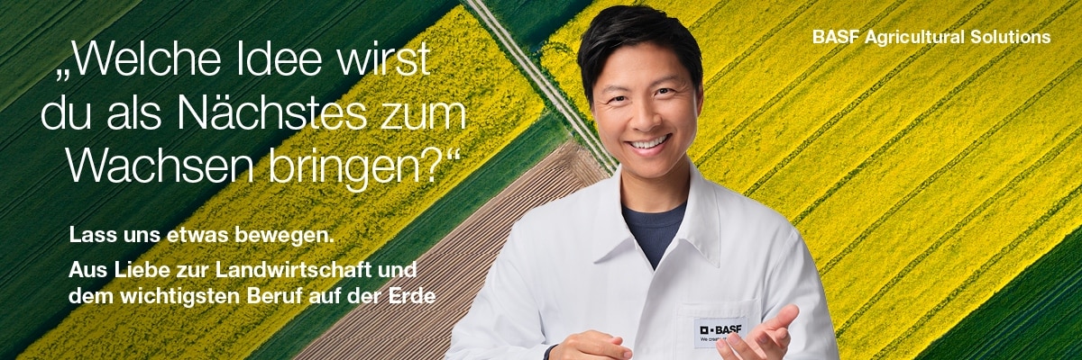 Eine Person in einem weißen Laborkittel mit der Aufschrift „BASF“ steht vor einem Hintergrund mit grünen und gelben Agrarfeldern. Links steht auf Deutsch: “Welche Idee wirst du als Nächstes zum Wachsen bringen? Lies dir diese Lösungen aus allen vier Landwirtschafts- und Nahrungsmittelbereichen durch.”