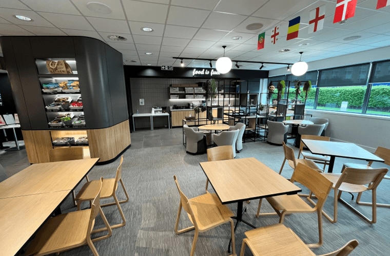 A restaurant with seating.