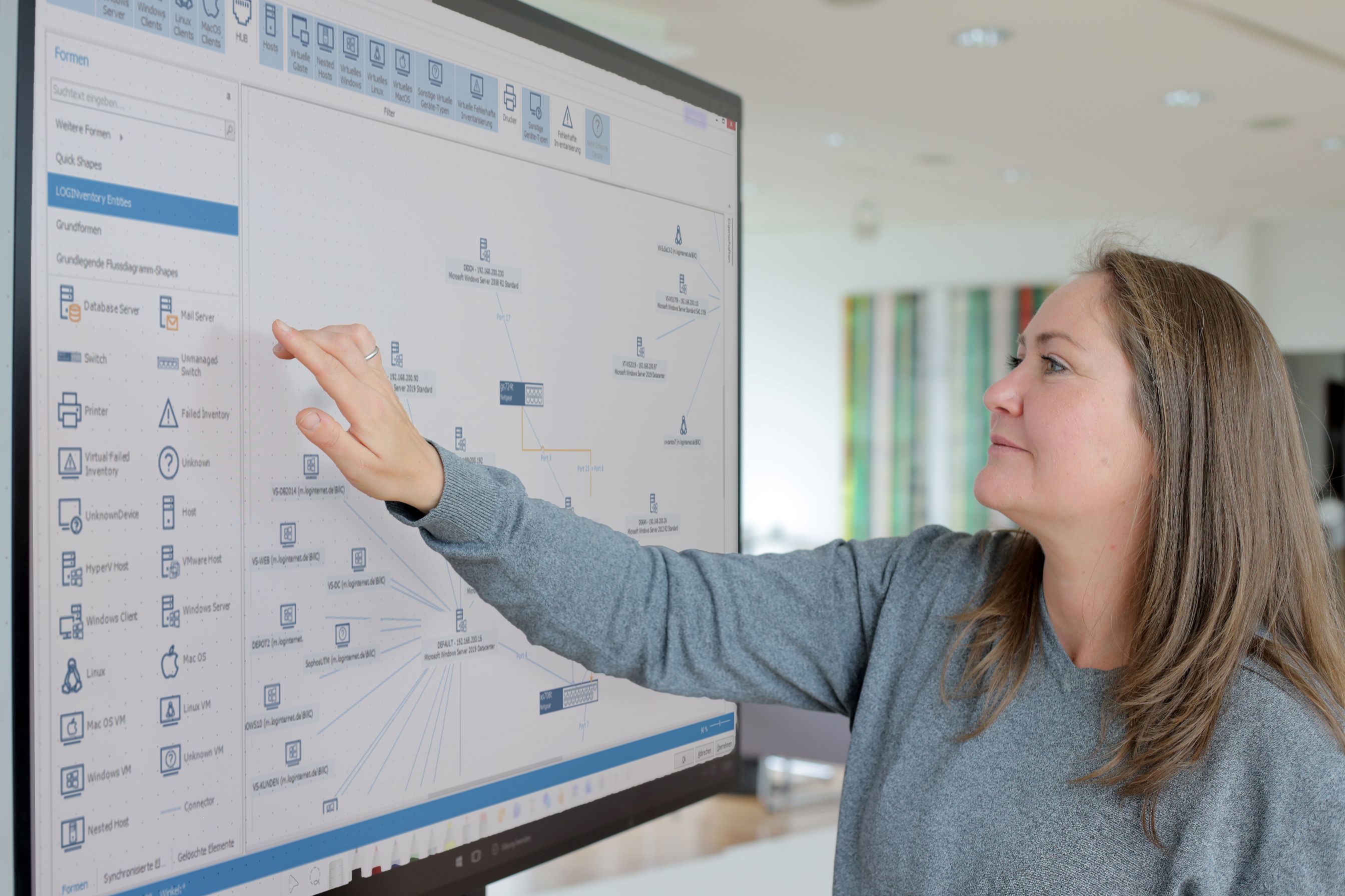 Eine Kollegin arbeitet mit einem großen Touch-Bildschirm
