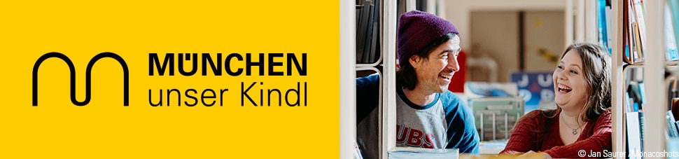 Gelbes Logo mit schwarzem Schriftzug 'MÜNCHEN unser Kindl' und stilisiertem M. Zwei Erwachsene sitzen nebeneinander in einem Raum mit Bücherregalen im Hintergrund.
