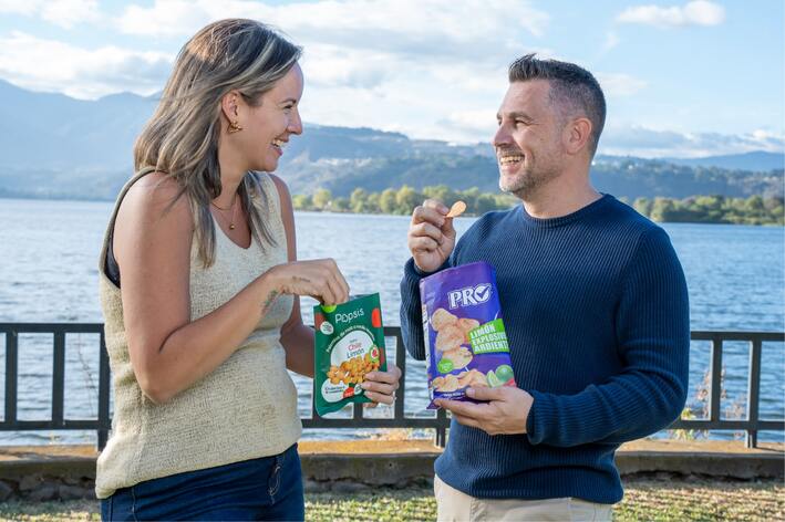 Pareja con snacks