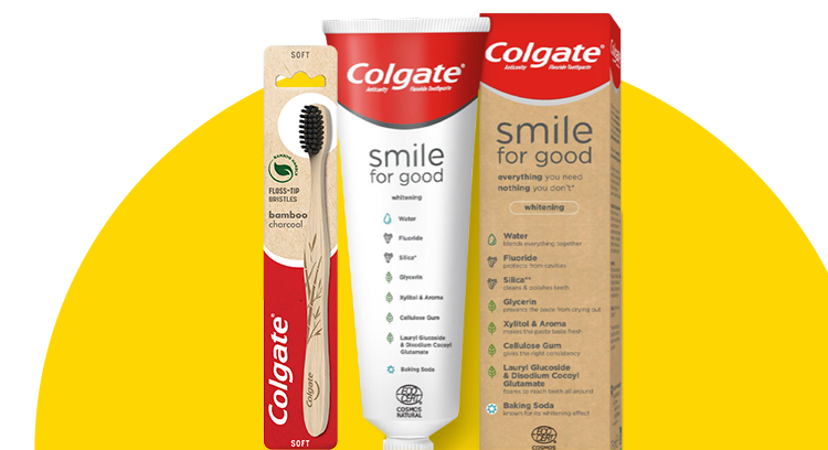 Tubka pasty do zębów Colgate "Smile for Good" i jej pudełko oraz bambusowa szczoteczka z aktywnym węglem marki Colgate na żółtym tle
