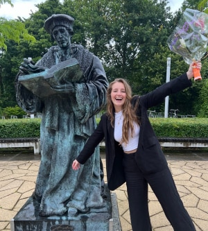 Collega die geslaagd is voor haar masterdiploma