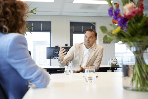 Man aan tafel in gesprek