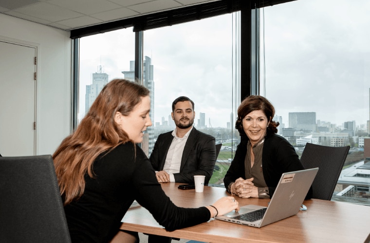 Collega's die op verschillende plekken werken