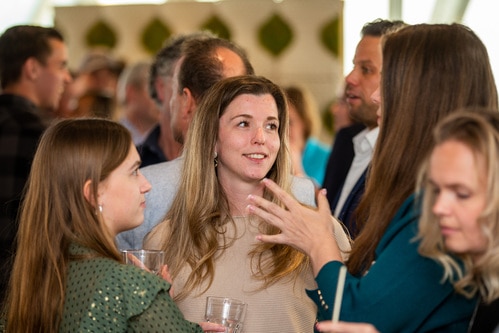 collega's die met elkaar staan te praten onder het genot van een drankje