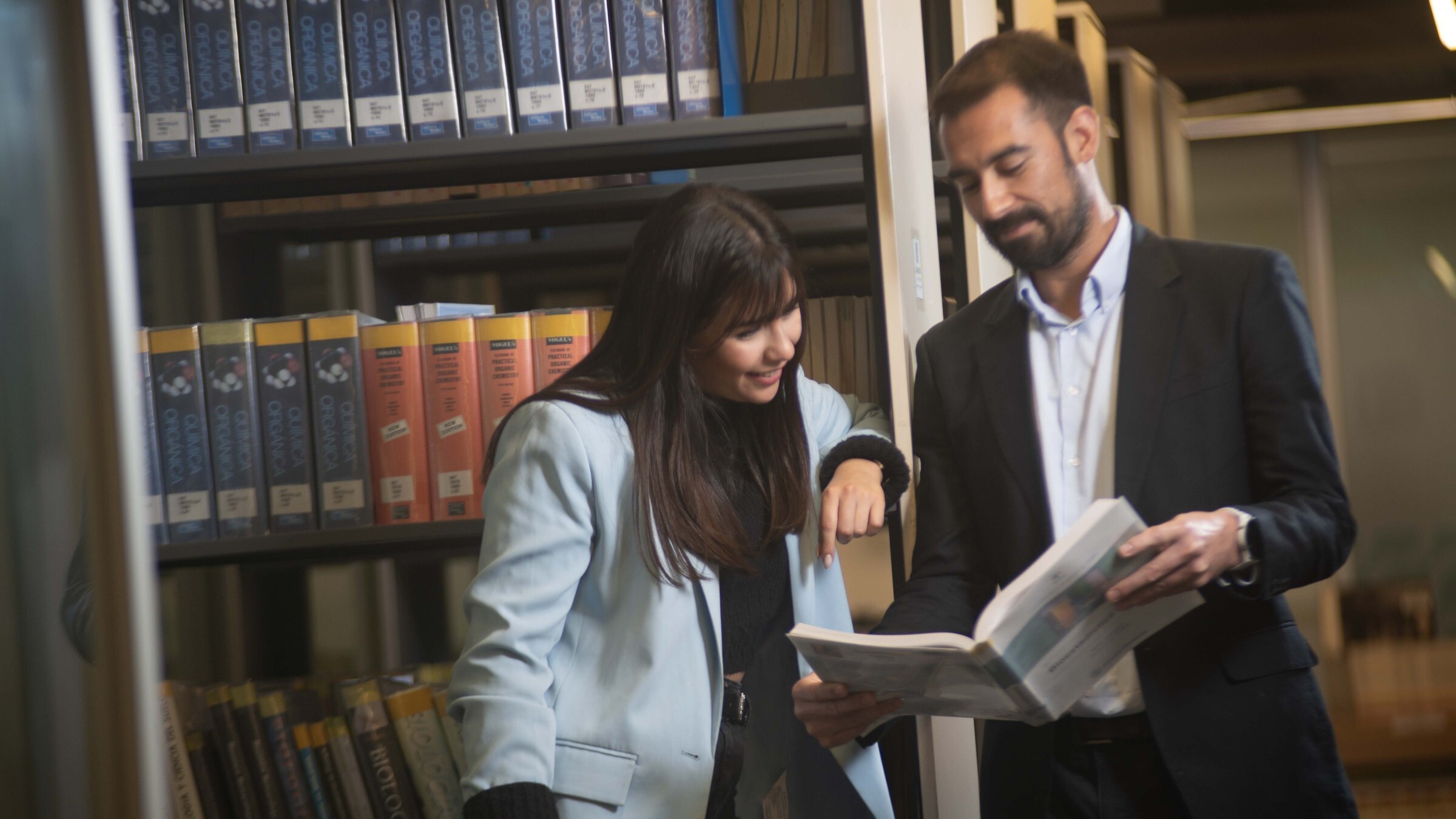 Estudiante con cuadernos