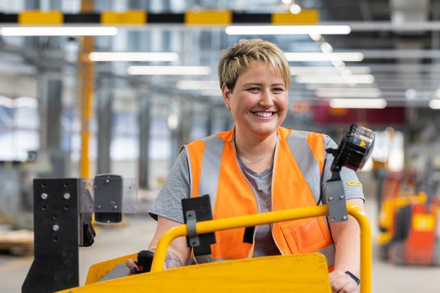 Mitarbeiterin bei der Post