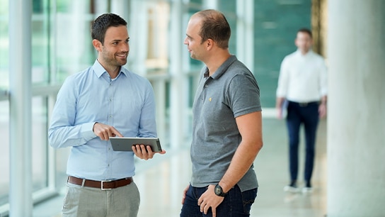 3 Allianz employees in an exchange at office 