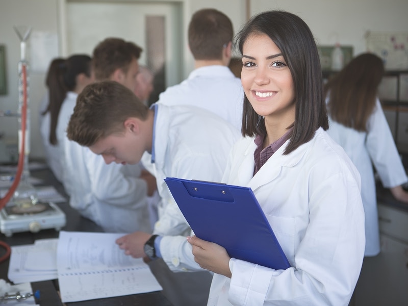 Studentica u laboratoriju