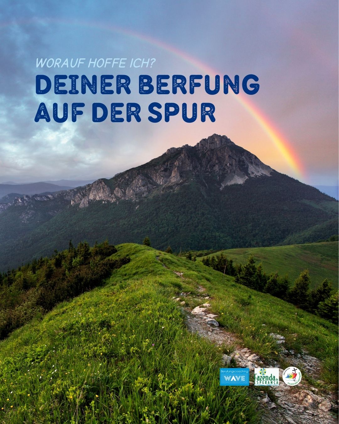 Blick auf einen Berg, über dem ein Regenbogen steht